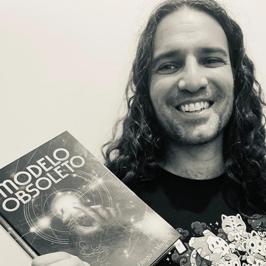Diego J. Madrox con un ejemplar de Modelo obsoleto