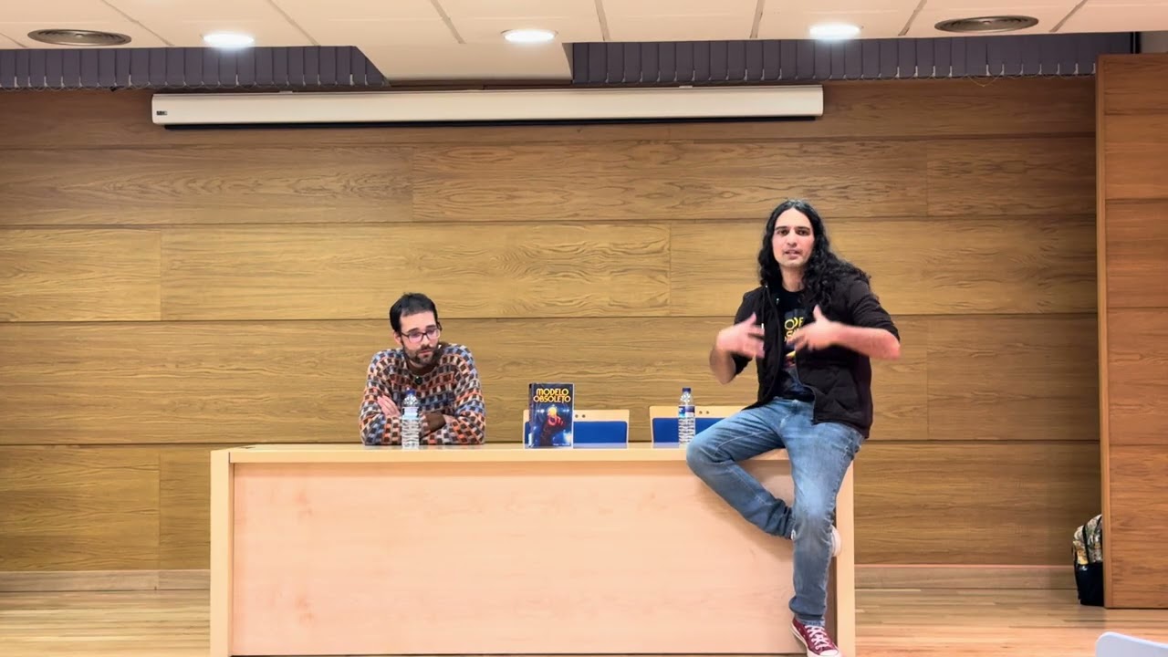 Diego J. Madrox durante la presentación de Modelo obsoleto en la Biblioteca Pública de León